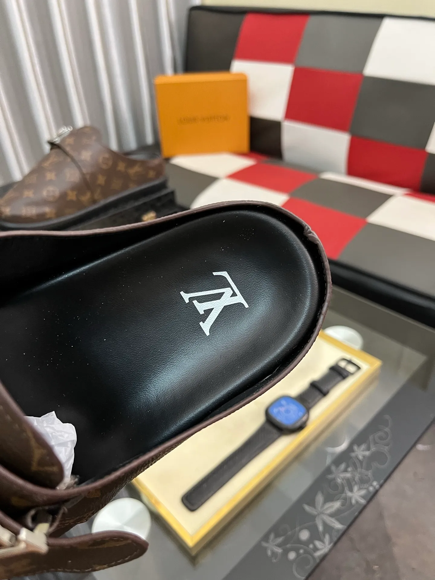 Men's shoes 💰380⌚️⌚️2025 new men's casual sandals and slippers, made of suede cow leather, with Monogram pattern to highlight the trendy style. Adjustable straps illuminated with LV letters, while a resilient insole and micro outsole provide lightweight comfort. Made of suede cow leather with embossed Monogram pattern and brand element metal hardware✅Adjustable straps➕Tough insole‼ ️Micro outsole. Comfortable and easy to wear‼ ️size: 38-443️⃣Colors available